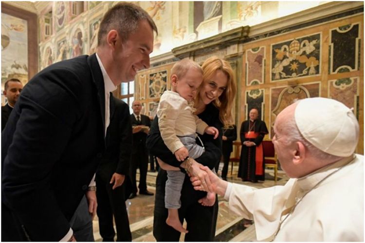 Påven Franciskus möter familjer i Vatikanens Clementinsalen den 13 maj 2022