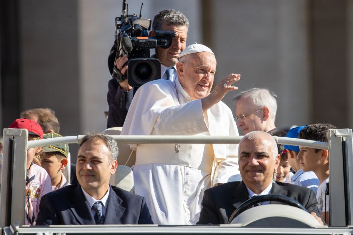 Påven Franciskus vinkar till pilgrimer vid sin generalaudiens på Petersplatsen i Vatikanen, onsdagen den 26 juni 2024
