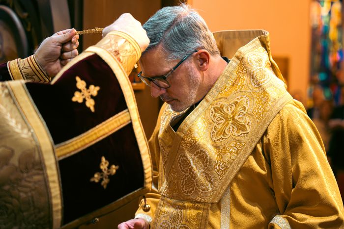 "Panagia" placeras på fader Robert Pipta vid hans biskopsvigning den 8 november 2023