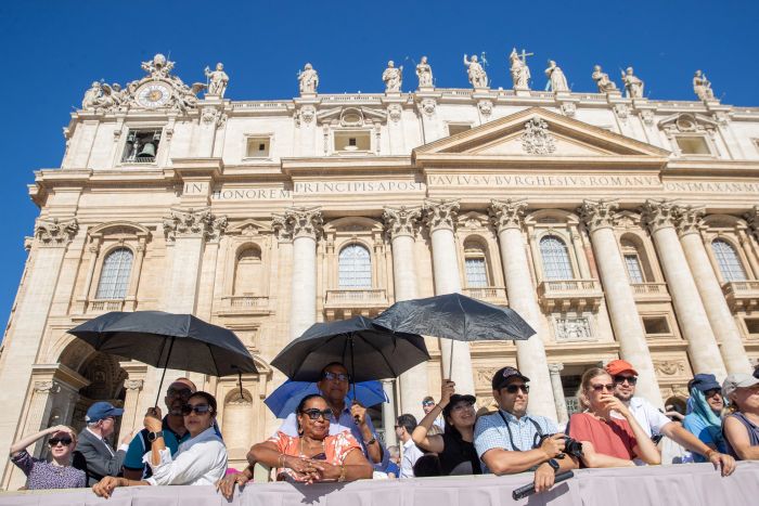 Pilgrimer vid påvens allmänna audiens på Petersplatsen i Vatikanen, onsdagen den 26 juni 2024