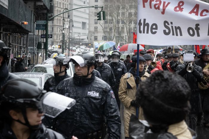 Poliser från New York-polisen eskorterar pro-lifers i International Gift of Life Walk medan pro-abortdemonstranter häcklar och försöker störa evenemanget. | Jeffrey Bruno