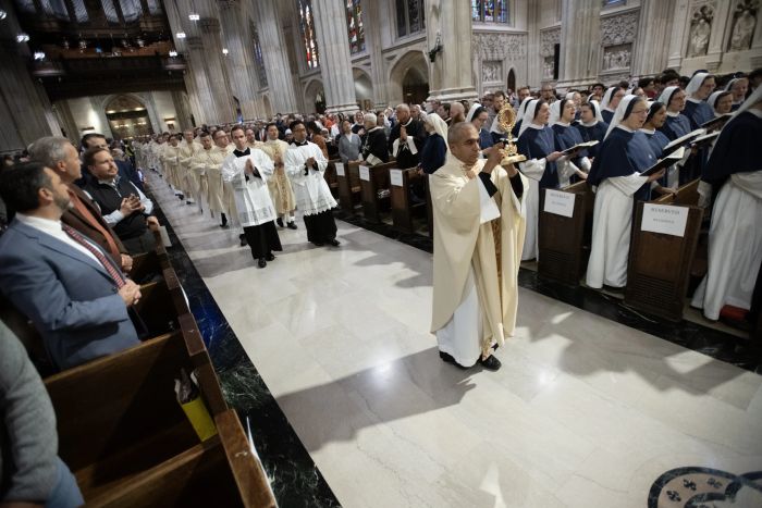 Prästerskapet går in i St. Patrick Cathedral i New York City med eukaristin inför en mässa före en eukaristisk procession den 15 oktober 2024.