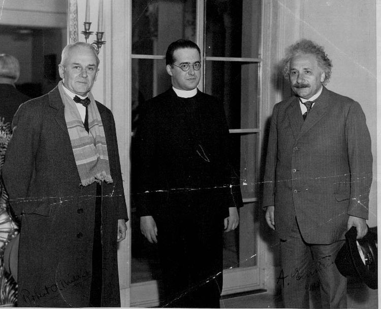 Robert Millikan, fader George Lemaître och Albert Einstein efter fader Lemaîtres föreläsning vid California Institute of Technology i januari 1933