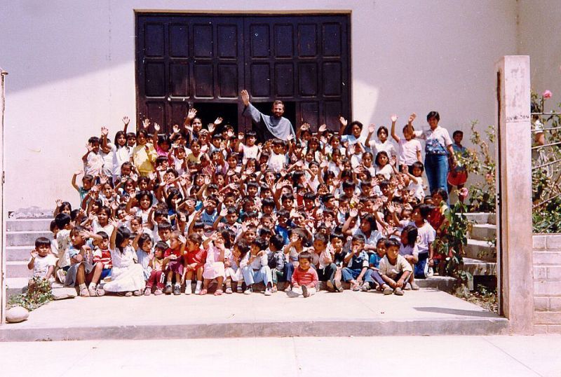 Salige Michał med barn i Pariacotos församling.
