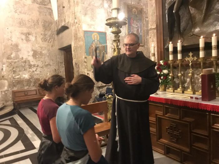 Systrarna Madeleine och Marie-Liesse fick en välsignelse av en franciskanermunk i Heliga gravens basilika efter sin ankomst till Jerusalem