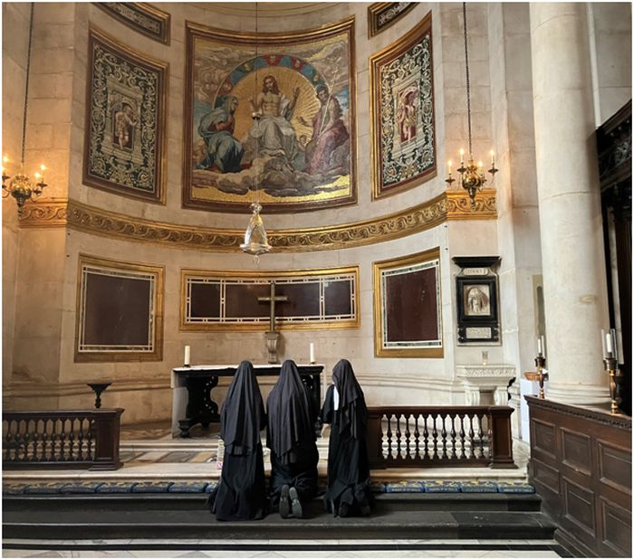 Systrarna ber rosenkransen i St. Paul's i London