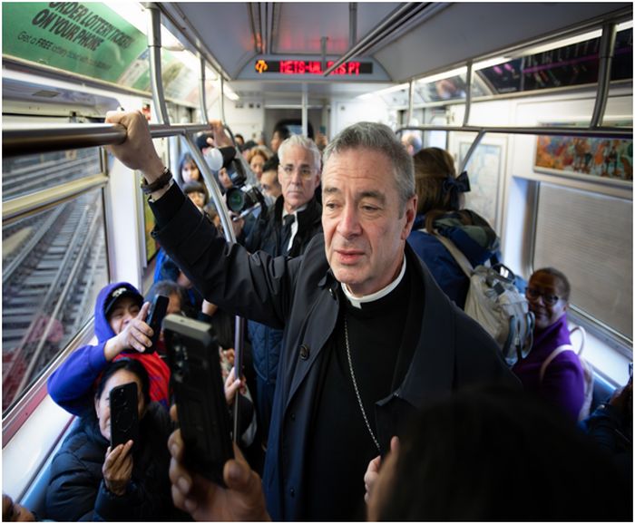 Ta en tur på tunnelbanan med biskop Robert Brennan, tillsammans med andra troende på väg till Brooklyns stifts eukaristiska väckelse