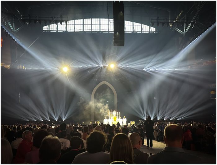 Tillbedjan pågår i Lucas Oil Stadium