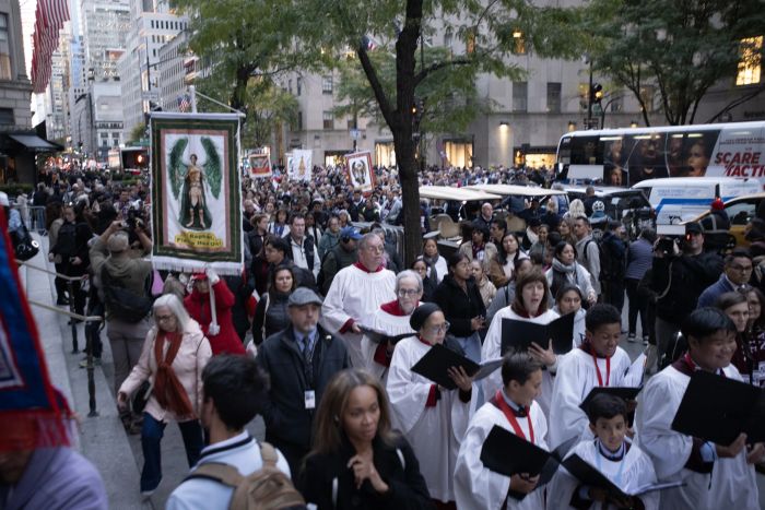 Tusentals deltar i en eukaristisk procession genom Manhattans gator i New York City den 15 oktober 2024.