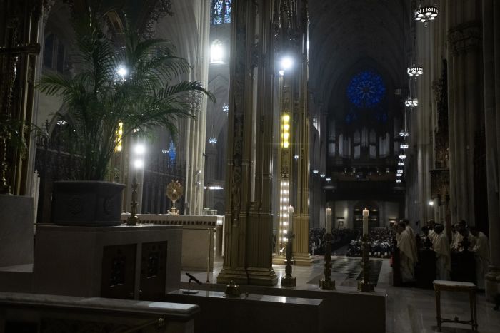 Tusentals tillber Herren i eukaristin vid en helig timme och mässan i St. Patrick Cathedral i New York City inför en eukaristisk procession den 15 oktober 2024.