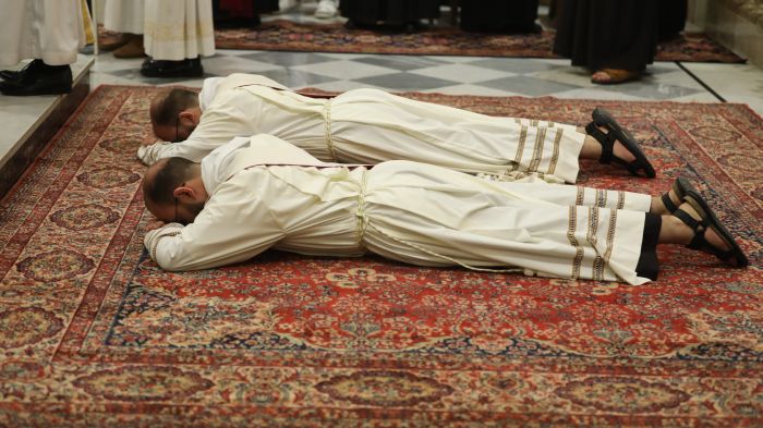 Tvillingarna George och Johnny Jallouf, munkar i det heliga landets förmyndarskap, under sin prästvigning den 6 juli 2024 i franciskanerkyrkan i Aleppo, Syrien, deras hemstad.