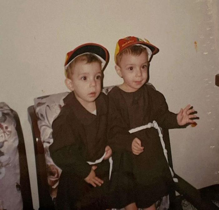 Tvillingarna George och Johnny Jallouf, som småbarn, bär franciskanerdräkten