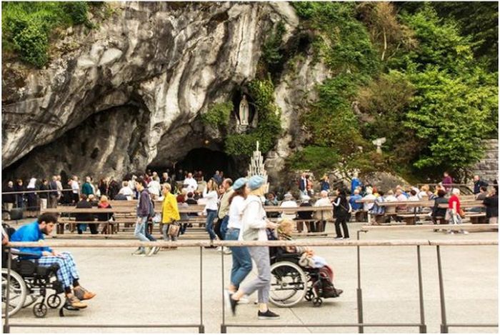 Underverk i leran: Lourdes, Fatima och Guds ödmjuka redskap