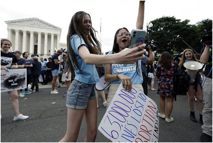 Unga pro-life aktivister framför Högsta domstolen i Washington, USA, efter beslutet till skydd för det ofödda livet