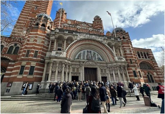 Westminster Cathedral tvingas avvisa människor på grund av ett aldrig tidigare skådat antal som deltar i påsktriduum