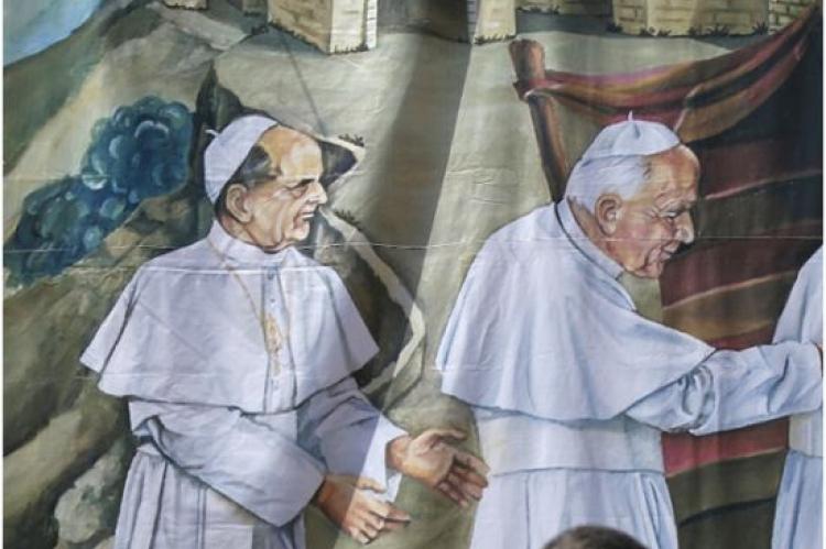 Ett Bethlehembanér med bilder av Sal. Paulus VI och Hel. Johannes Paulus II