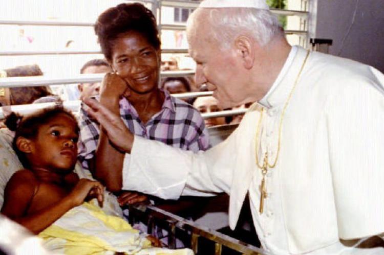 Påven Johannes Paulus II välsignar ett barn