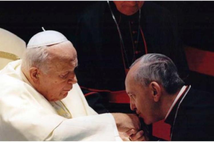 Påven Johannes Paulus II hälsar på den blivande påven Franciskus