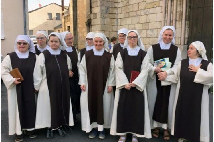 Group photo of the Little Sisters Disciples of the Lamb