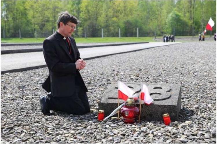 Polska präster vallfärdade till Dachau på 70:e årsdagen av befrielsen ur lägret år 2015