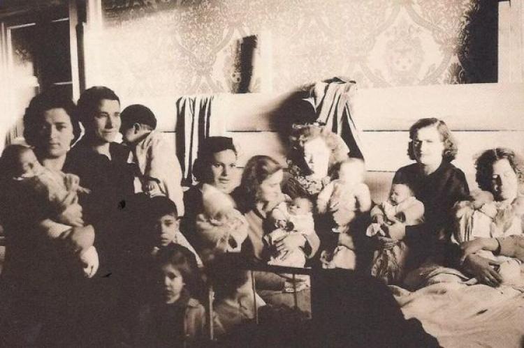 Judiska flyktingar med småbarn fotograferade i Castel Gandolfo