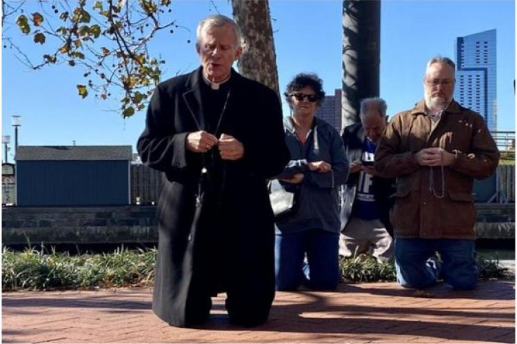 Biskop Joseph Strickland leder rosenkransbönen utanför den nordamerikanska biskopskonferensens mötesplats i Baltimore den 14 november 2023