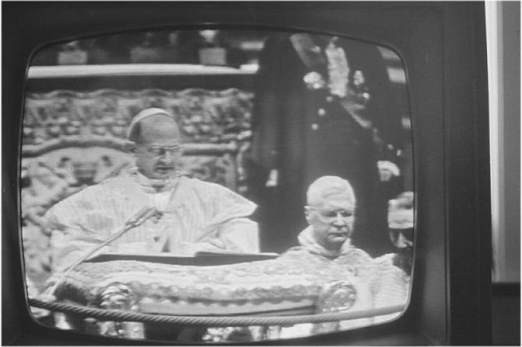 Påven Paulus VI talar under Andra Vatikankonciliet, sett från denna TV-skärm. Konciliefäderna drevs av missionsiver och insåg också komplexiteten i moderna kommunikationer.