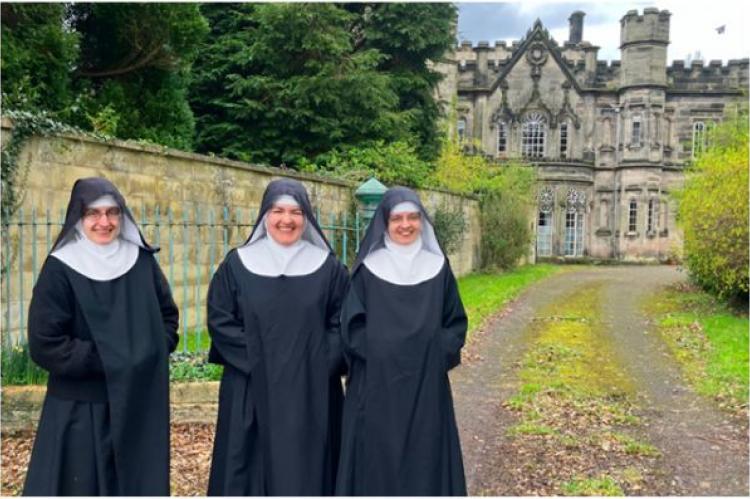 Tre benediktinsystrar av Maria, drottning av apostlarna är idel leenden i Colwich Abbey i Staffordshire, England.