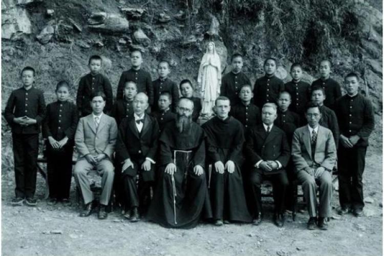 Den helige Maximilian Kolbe (skäggig, i främre raden, i mitten) och hans följeslagare i Nagasaki, Japan, 1936.