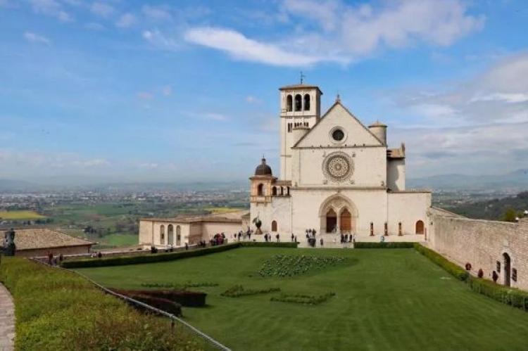 Från Sankt Franciskusbasilikan har man utsikt över landskapet kring Assisi