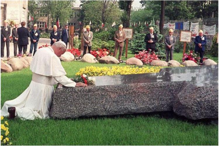 Påven S:t Johannes Paulus II ber den 14 juni 1987 i Warszawa framför Sankt Stanislas kyrka vid den salige Jerzy Popiełuszkos grav. Solidaritetsrörelsens präst kidnappades och mördades den 19 oktober 1984.