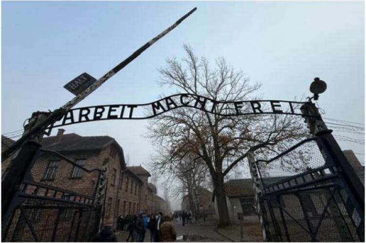 Ingången till Auschwitz 1, den ökända Arbeit Macht Frei-skylten.