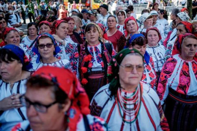 Katolska pilgrimer deltar i en storskalig utomhusmässa med påven Franciskus på den första dagen av ett fyra dagar långt besök av påven i Ungern och Ungern i Budapest, Ungern, den 12 september 2021