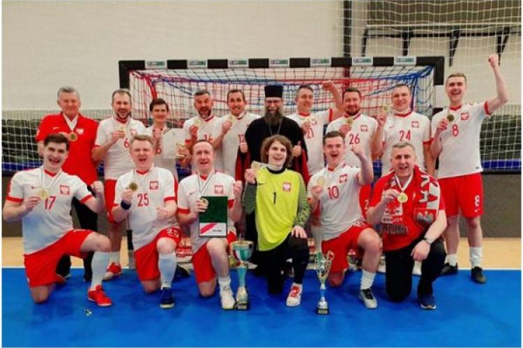 Polska futsalspelare poserar för ett foto efter att ha vunnit den 17:e årliga europeiska futsaltävlingen.