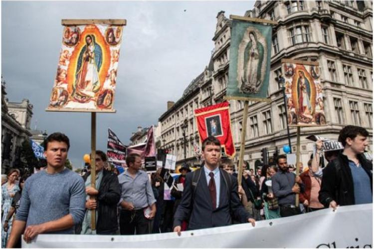 Pro-life-demonstranter fortsätter nerför Whitehall den 7 september 2024 i London