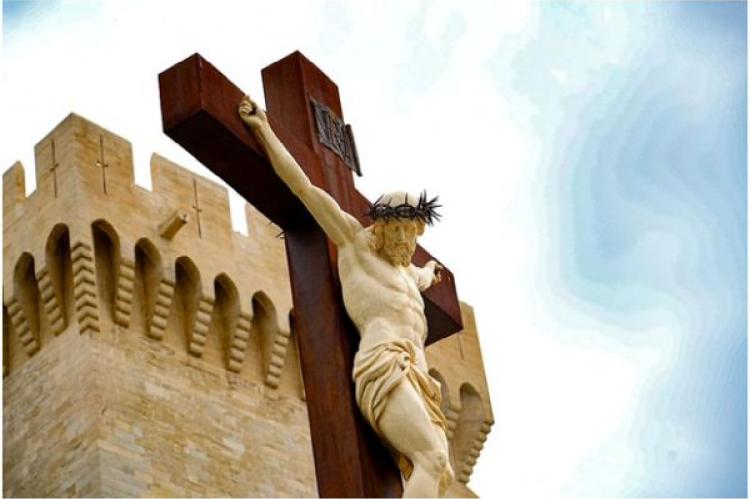 En framställning av den korsfäste Kristus framför Notre Dame des Doms-katedralen i Avginon, Frankrike, 27 april 2025.