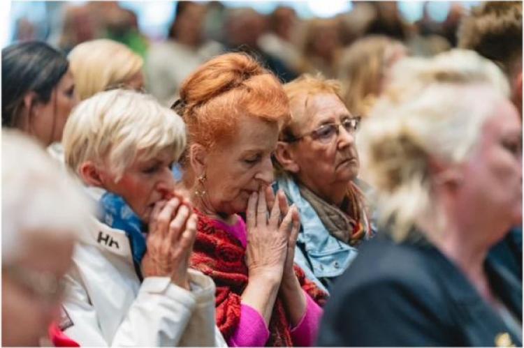 Över 10 000 pilgrimer samlades vid den nationella Mariahelgedomen i Knock, Irland, för att markera 40-årsdagen av All Ireland Rosary Rally den 8 juni 2025