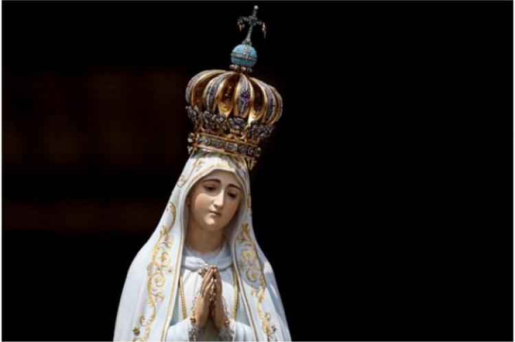 Bilden av Vår Fru av Fatima bärs under en procession vid Fatima-helgedomen i centrala Portugal den 13 maj 2024.