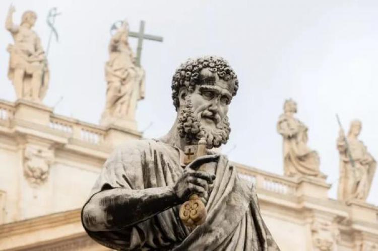 Staty av Sankt Petrus på Petersplatsen i Vatikanen