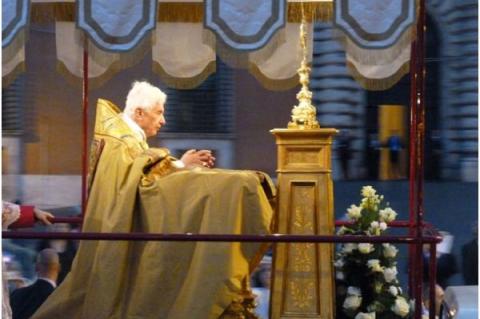 Påven Benedikt XVI ber inför det Heliga Sakramentet