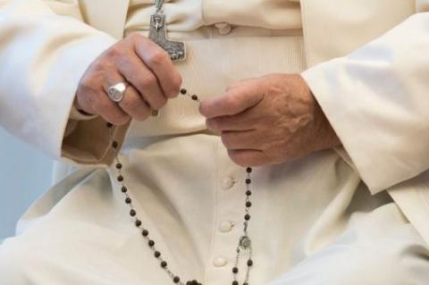 Påven Franciskus ber rosenkransen   (Vatican Media)