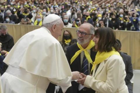 Pope Francis greets a couple during a meeting with members of the Retrouvaille marriage ministry Nov. 6, 2021 | Vatican Media