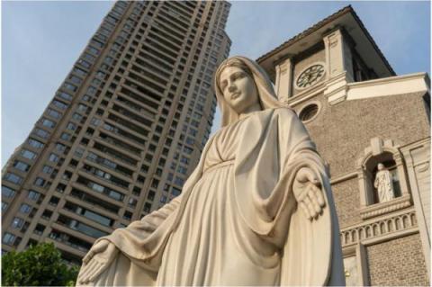 Mariastaty framför en katolsk kyrka i Chongqing, Kina