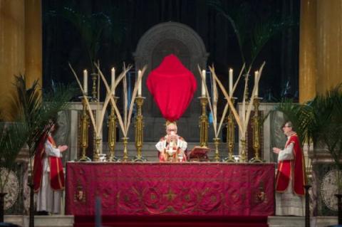 Kardinal Vincent Nichols firar palmsöndagsmässa i Westminster Cathedral i London, England, den 28 mars 2021