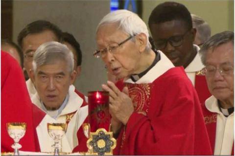 Kardinalen Joseph Zen deltar i gudstjänsten som leddes av Hong Kongs biskop och nya kardinal Stephen Chow, ej med på bilden, i Hong Kongs Katedral Den Obefläckade Avlelsen i Hong Kong den 4 november 2023