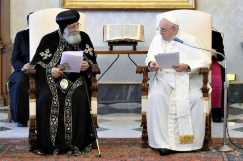 Påve Franciskus möter den koptisk-ortodoxe påven Tawadros II under en audiens i det Apostoliska palatset den 11 maj 2023 i Vatikanen