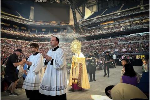 En trogen folkmassa tillber Kristus på Lucas Oil Stadium under den 10:e nationella eukaristiska kongressen.