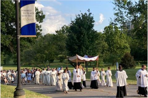 En eukaristisk procession äger rum på Aquinas Colleges campus i Nashville, Tennessee, under det gångna året.