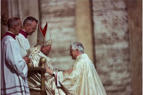 Påve Johannes Paulus II och kardinal Joseph Ratzinger under installationen som Kyrkans överhuvud den 22 oktober 1978 i Vatikanen