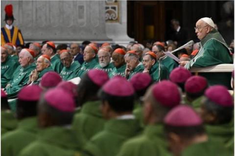 Påven Franciskus talar till de närvarande vid den avslutande mässan för synoden om synoden den 27 oktober i Peterskyrkan i Vatikanen